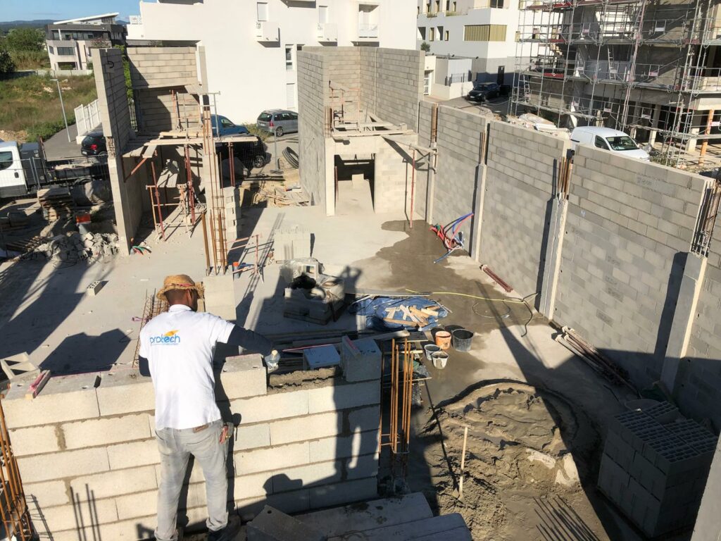 Chantier de construction en cours ouvrier protech construction