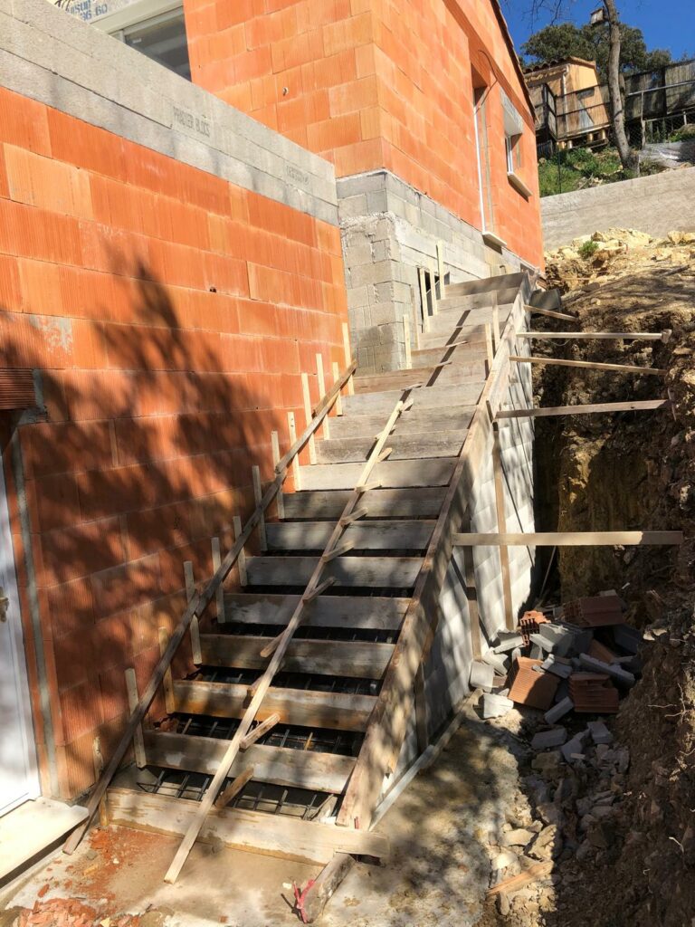 Escalier en bois sur un chantier