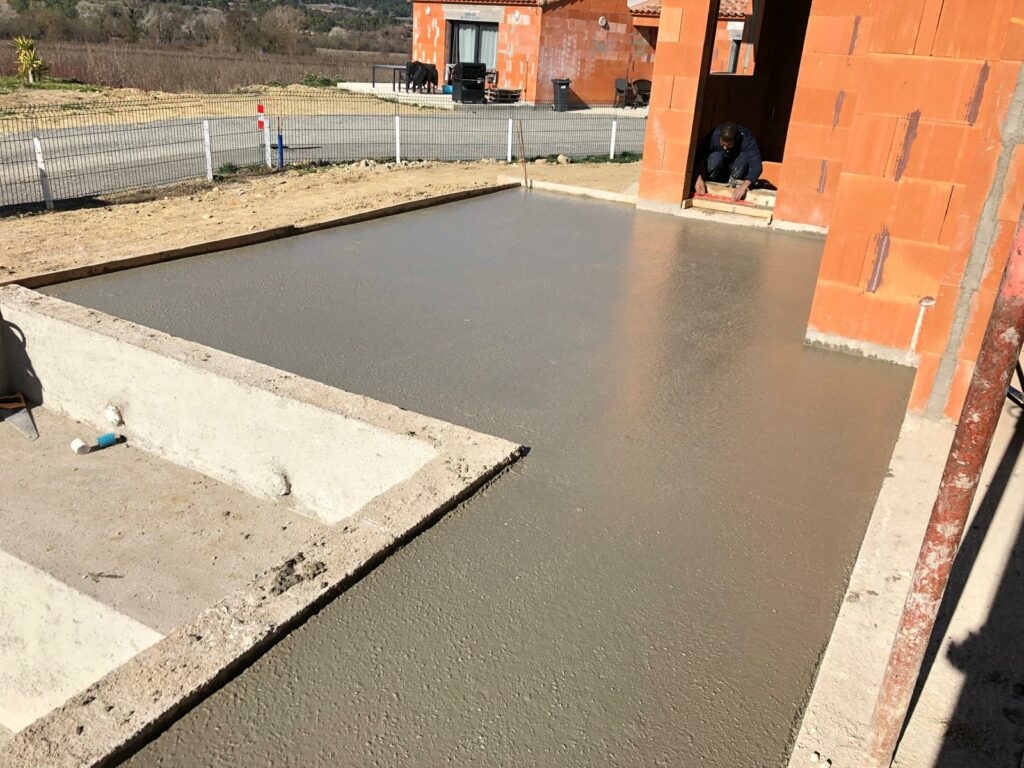 Dalle de béton fraîchement coulée.